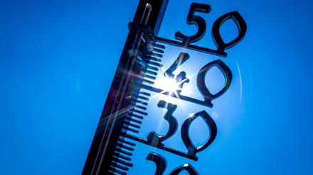 Ein Thermometer an einem heißen Tag.