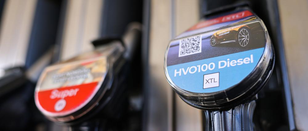Eine Zapfsäule für HVO100-Diesel und Superbenzin an einer Tankstelle von Nordoel.