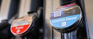 Eine Zapfsäule für HVO100-Diesel und Superbenzin an einer Tankstelle von Nordoel.