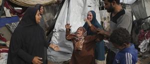 Vertriebene Palästinenser inspizieren ihre durch israelischen Beschuss zerstörten Zelte neben einer UN-Einrichtung.
