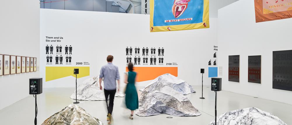 Blick in die Ausstellung „Survival in the 21st Century“.