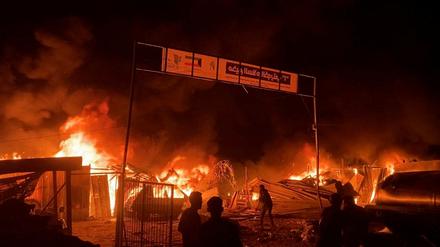 Feuerbälle und Rauchschwaden im Zeltlager Tal al Sultan bei Rafah.