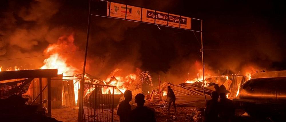 Feuerbälle und Rauchschwaden im Zeltlager Tal al Sultan bei Rafah.