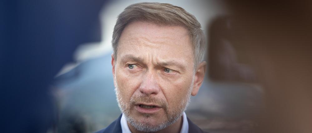Christian Lindner (FDP), Bundesminister der Finanzen, spricht auf einer Pressekonferenz vor Beginn des Treffens der G7-Finanzminister in Stresa (Archivbild).