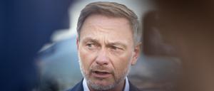 Christian Lindner (FDP), Bundesminister der Finanzen, spricht auf einer Pressekonferenz vor Beginn des Treffens der G7-Finanzminister in Stresa (Archivbild).