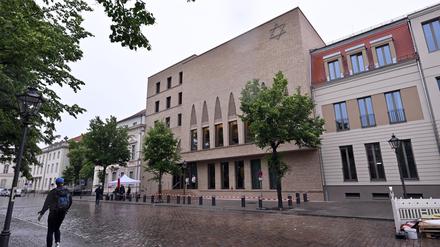 Potsdam, 28.05.2024, Lokales, Symbolische Schlüsselübergabe, Schluesselübergabe für das Synagogenzentrum Potsdam, Synagoge, Foto: Ottmar Winter PNN ACHTUNG: Foto ist ausschließlich für redaktionelle Berichterstattung der PNN und des TGSP! Eine kommerzielle Nutzung, z.B. Werbung, ist ausgeschlossen. Die Weitergabe an nicht autorisierte Dritte, insbesondere eine weitergehende Vermarktung über Bilddatenbanken, ist unzulässig.