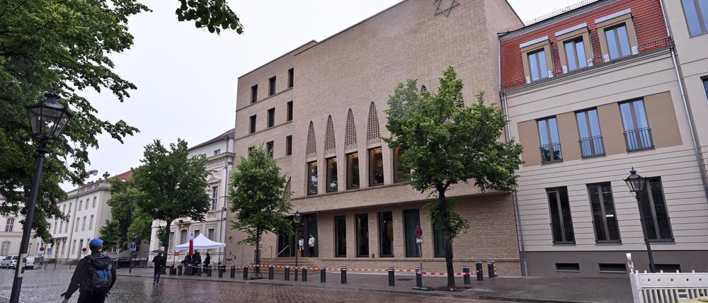Potsdam, 28.05.2024, Lokales, Symbolische Schlüsselübergabe, Schluesselübergabe für das Synagogenzentrum Potsdam, Synagoge, Foto: Ottmar Winter PNN ACHTUNG: Foto ist ausschließlich für redaktionelle Berichterstattung der PNN und des TGSP! Eine kommerzielle Nutzung, z.B. Werbung, ist ausgeschlossen. Die Weitergabe an nicht autorisierte Dritte, insbesondere eine weitergehende Vermarktung über Bilddatenbanken, ist unzulässig.