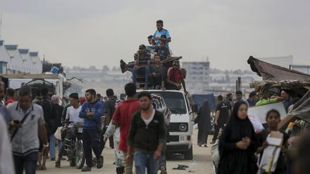Palästinenser fliehen aus Rafah während einer israelischen Boden- und Luftoffensive.
