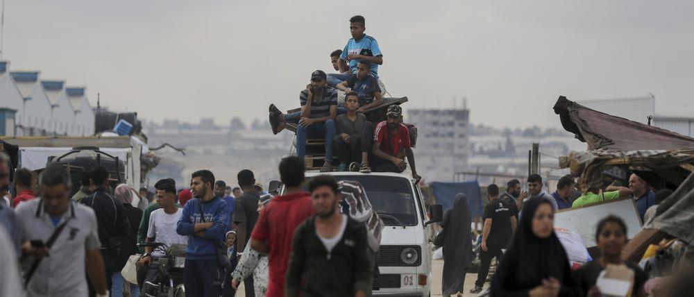 Palästinenser fliehen aus Rafah während einer israelischen Boden- und Luftoffensive.