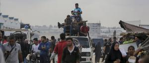 Palästinenser fliehen aus Rafah während einer israelischen Boden- und Luftoffensive.