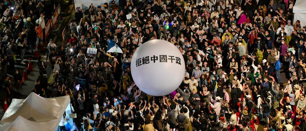 Anhänger der regierenden Demokratischen Fortschrittspartei (DPP) demonstrieren nach der Verabschiedung des Gesetzentwurfs zur Parlamentsreform vor dem Parlament in Taipeh am 28. Mai 2024.