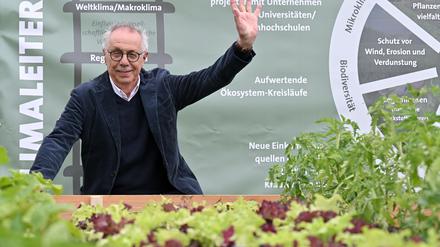 Dieter Kosslick vor dem Filmmuseum Potsdam, wo während des Festivals Green Visions ein „Markt für nachhaltiges Leben“ stattfindet.