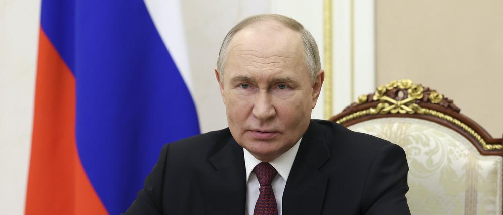 Dieses von der staatlichen russischen Nachrichtenagentur Sputnik via AP veröffentlichte Foto zeigt Wladimir Putin, Präsident von Russland, bei der Beglückwünschung der Truppen des russischen Grenzschutzes zu ihrem Dienstjubiläum. (Archivbild vom 28.05.2024)