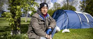 Wolfgang Metzeler-Kick posiert für ein Bild vor dem Hungerstreik-Camp auf einer Wiese unweit vom Kanzleramt in Berlin am 17. April.