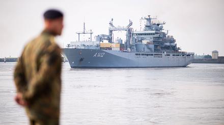 Der Bundesverteidigungsminister verabschiedet am Marine Stützpunkt Wilhelmshaven die Besatzung der Fregatte Baden-Württemberg, die zum Einsatz in den Indo-Pazifik aufbrach. 