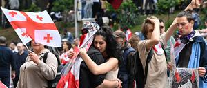 Demonstrators protesting the "foreign influence" law crowd outside the parliament building in central Tbilisi on May 28, 2024. Georgian lawmakers geared up on May 28, 2024 to overturn a presidential veto and push through a controversial "foreign influence" bill that opponents say will place onerous restrictions on foreign-funded NGOs and derail the country's path to the European Union. (Photo by Vano SHLAMOV / AFP)