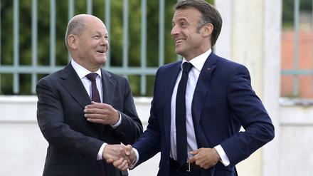 Olaf Scholz und Emmanuel Macron beim Treffen des Deutsch-Französischen Ministerrats im Gästehaus der Bundesregierung Schloss Meseberg.