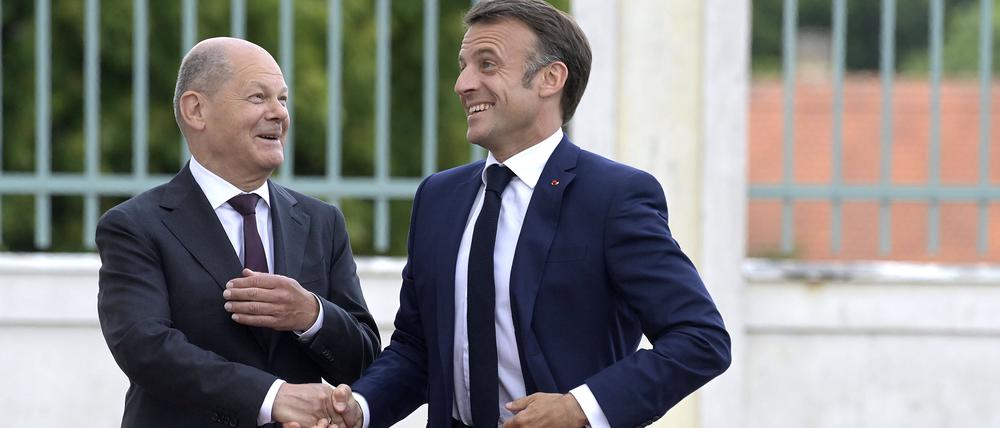 Olaf Scholz und Emmanuel Macron beim Treffen des Deutsch-Französischen Ministerrats im Gästehaus der Bundesregierung Schloss Meseberg.