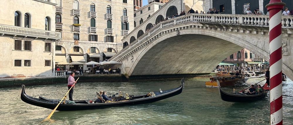 Eine Gondel mit Touristen vor der Rialto-Brücke im Zentrum von Venedig (Symbolbild).