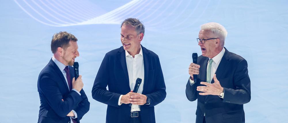 Mitte Mai in Leipzig: Die Ministerpräsidenten Michael Kretschmer (links, CDU), Winfried Kretschmann (rechts, Grüne) und Porsche-Chef Oliver Blume werben für die Elektromobilität.