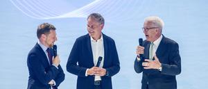 Mitte Mai in Leipzig: Die Ministerpräsidenten Michael Kretschmer (links, CDU), Winfried Kretschmann (rechts, Grüne) und Porsche-Chef Oliver Blume werben für die  Elektromobilität. 
