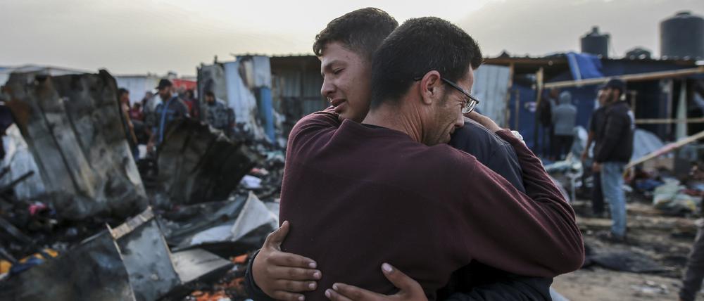 Palästinenser trauern nach einem israelischen Luftangriff auf eine Unterkunft für Flüchtlinge in Rafah. 