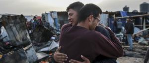 Palästinenser trauern nach einem israelischen Luftangriff auf eine Unterkunft für Flüchtlinge in Rafah. 