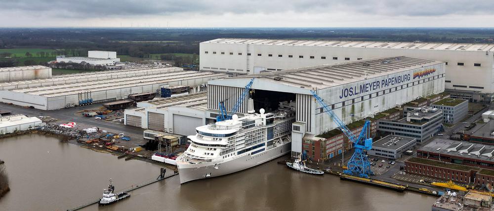 Das Kreuzfahrtschiff der Luxusklasse „Silver Ray“ verlässt das überdachte Baudock der Meyer Werft (Symbolbild).
