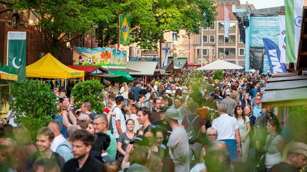 Zahlreiche Besucher auf dem „Internationalen Markt“ in der Kieler Innenstadt (Archivbild).