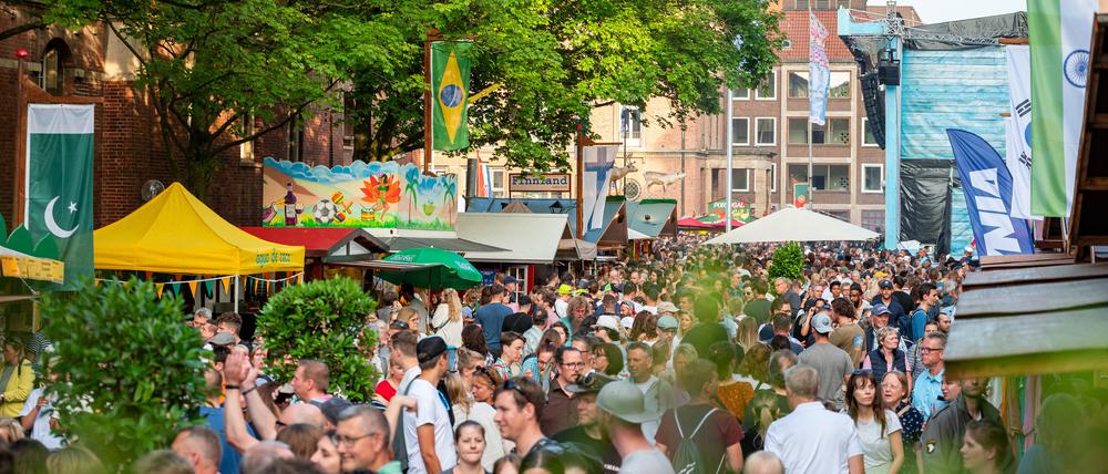 Zahlreiche Besucher auf dem „Internationalen Markt“ in der Kieler Innenstadt (Archivbild).