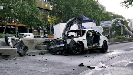 Das Wrack eines Autos steht nach dem Unfall auf der Tauentzienstraße.