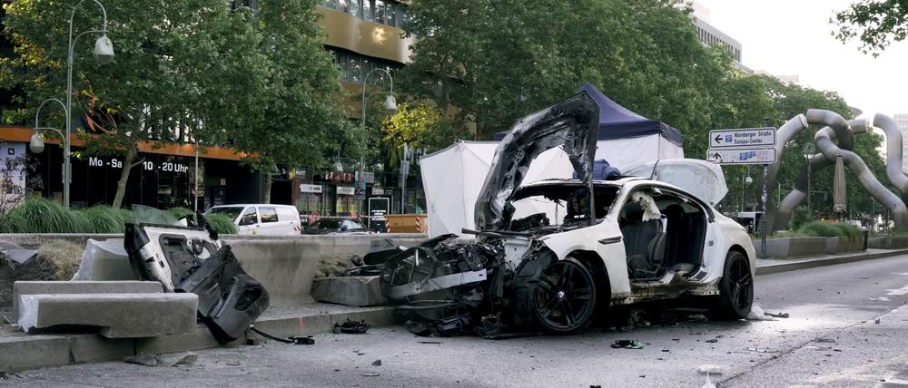 Das Wrack eines Autos steht nach dem Unfall auf der Tauentzienstraße.