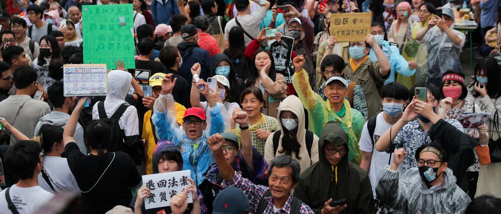 Menschen versammelten sich auch am Dienstag vor dem Parlament in Taipeh, um für Taiwans Unabhängigkeit zu demonstrieren.