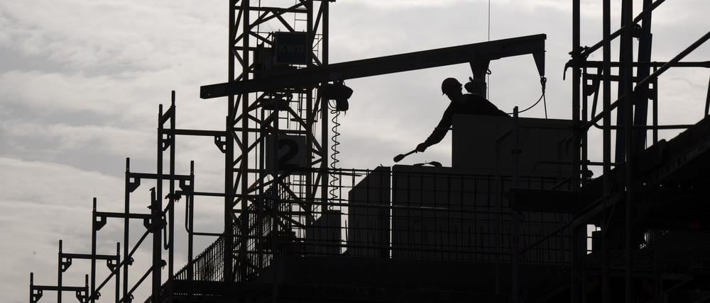Ein Bauarbeiter arbeitet auf einer Baustelle - in Zukunft gibt es dafür mehr und im Osten wie Westen das gleiche Gehalt.