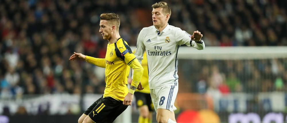 Marco Reus (BVB) und Toni Kroos (Real Madrid) im Zweikampf bei einem Spiel der UEFA Champions League (Saison 2016/17, 6. Spieltag) in Madrid.
