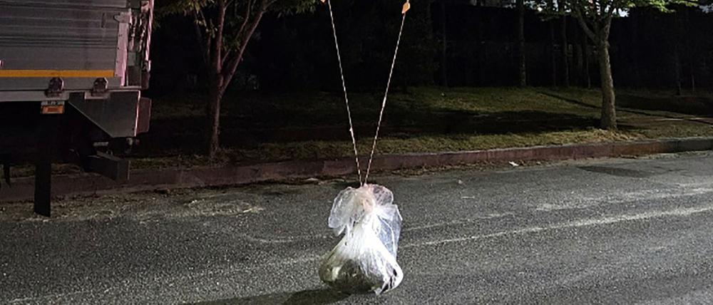 Mutmaßlich nordkoreanische Ballons auf einer Straße in der südkoreanischen Provinz Chungnam.