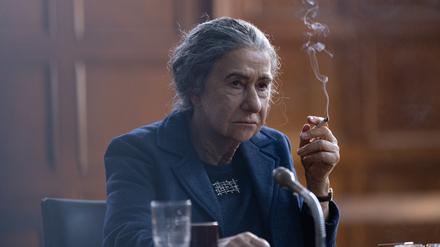 Helen Mirren spielt die israelische Ministerpräsidentin Golda Meir mit mütterlicher Härte.