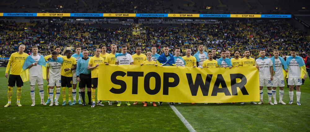 „Stop War!“: Botschaft der BVB-Mannschaft in einem früheren Spiel.