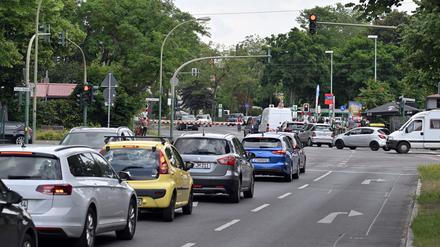 Der Bahnübergang an der Medienstadt stellt eine tägliche Geduldsprobe für alle Verkehrsteilnehmer dar.