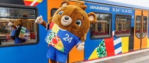 Ein S-Bahn-Zug der Baureihe 481 im EM-Design hält am S-Bahnhof Olympiastadion. Das offizielle EM Maskottchen steigt aus dem Zug mit dem Schriftzug: „UEFA Euro 2024“.