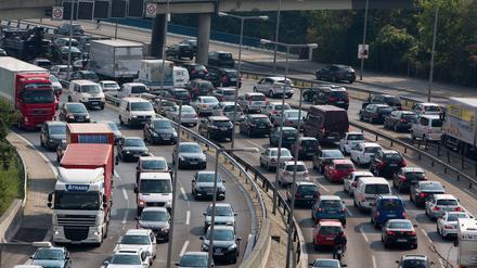 Viel Verkehr herrscht am 30.08.2013 am Dreieck Funkturm auf der Stadtautobahn A100 in Berlin. 