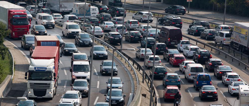 Viel Verkehr herrscht am 30.08.2013 am Dreieck Funkturm auf der Stadtautobahn A100 in Berlin.