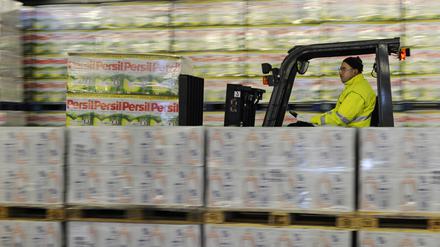 Ein Henkel-Mitarbeiter bewegt Paletten mit Persil-Kartons.
