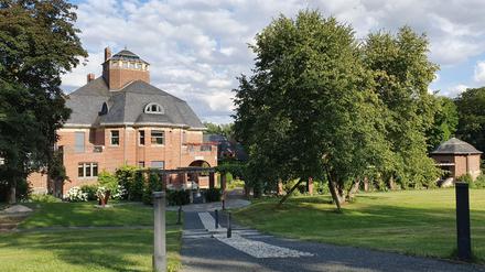 Haus Schulenburg von Westen aus gesehen. Im Vordergrund stand zu DDR-Zeiten ein dreistöckiges Schwesternwohnheim. 