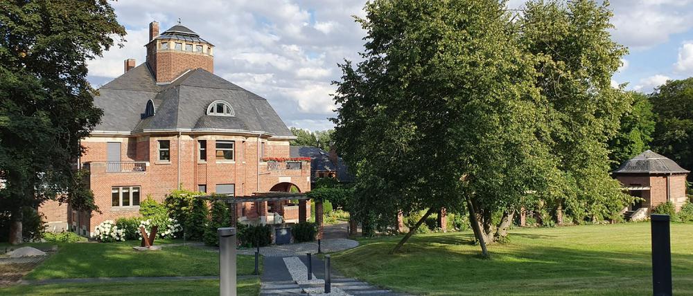 Haus Schulenburg von Westen aus gesehen. Im Vordergrund stand zu DDR-Zeiten ein dreistöckiges Schwesternwohnheim. 