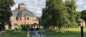 Haus Schulenburg von Westen aus gesehen. Im Vordergrund stand zu DDR-Zeiten ein dreistöckiges Schwesternwohnheim. 