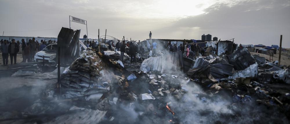 Palästinenser betrachten die Zerstörung nach einem israelischen Luftangriff auf ein Flüchtlingslager.  