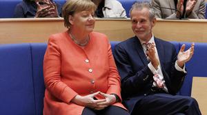28.05.2024, Berlin: Angela Merkel (CDU), Bundeskanzlerin a.D, sitzt neben Schauspieler Ulrich Matthes (r), der heute geehrt wird. Die Konrad-Adenauer-Stiftung ehrt den Schauspieler für Verdienste als herausragende Persönlichkeit der deutschsprachigen Kultur. Foto: Carsten Koall/dpa +++ dpa-Bildfunk +++