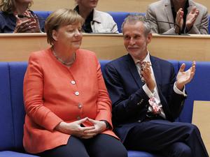 28.05.2024, Berlin: Angela Merkel (CDU), Bundeskanzlerin a.D, sitzt neben Schauspieler Ulrich Matthes (r), der heute geehrt wird. Die Konrad-Adenauer-Stiftung ehrt den Schauspieler für Verdienste als herausragende Persönlichkeit der deutschsprachigen Kultur. Foto: Carsten Koall/dpa +++ dpa-Bildfunk +++