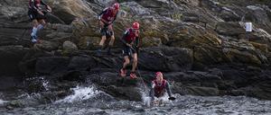 Nach einem Geländelauf geht es für die Swimrunner mit Freiwasserschwimmen direkt weiter. 